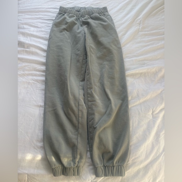 Brandy Melville Pants - Brandy Melville sweatpants